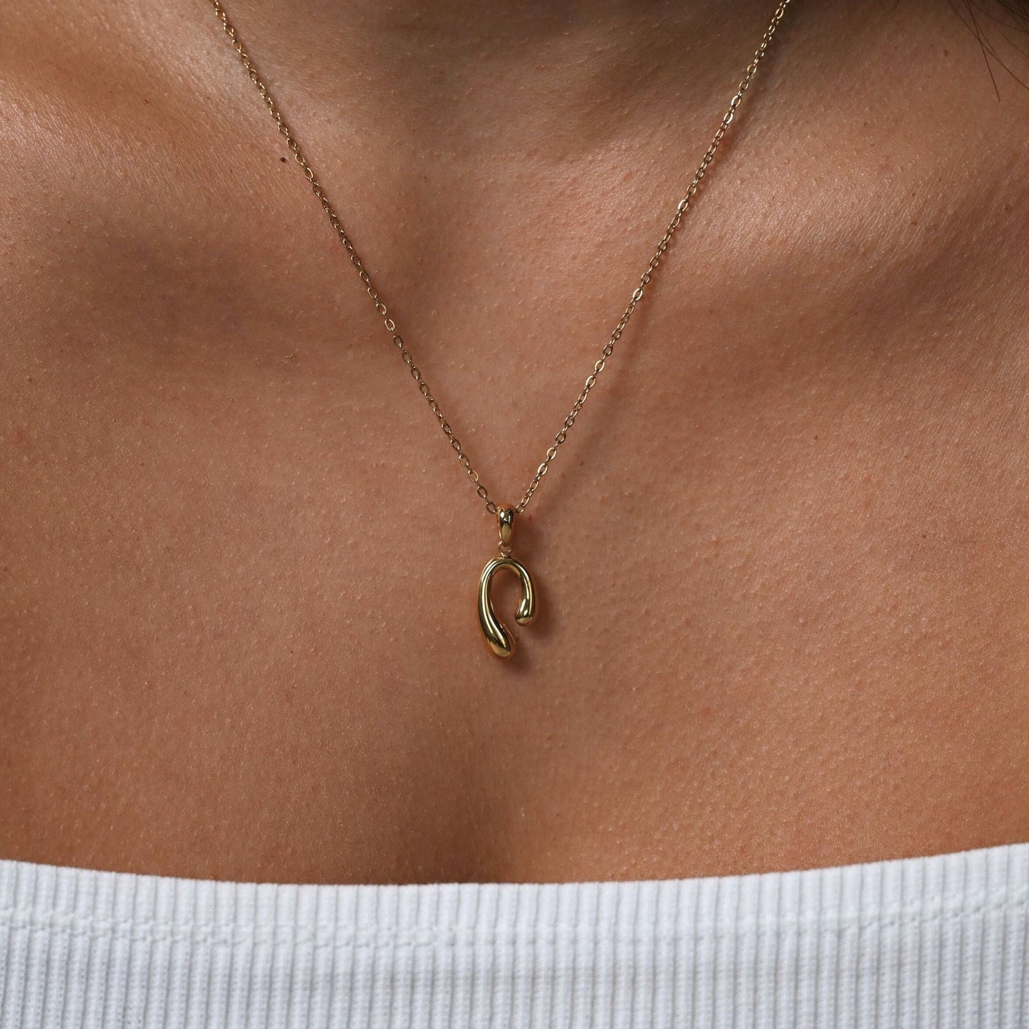 Arc Pendant Necklace