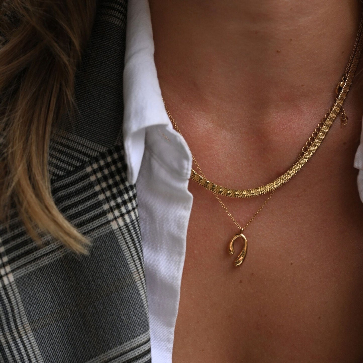 Arc Pendant Necklace